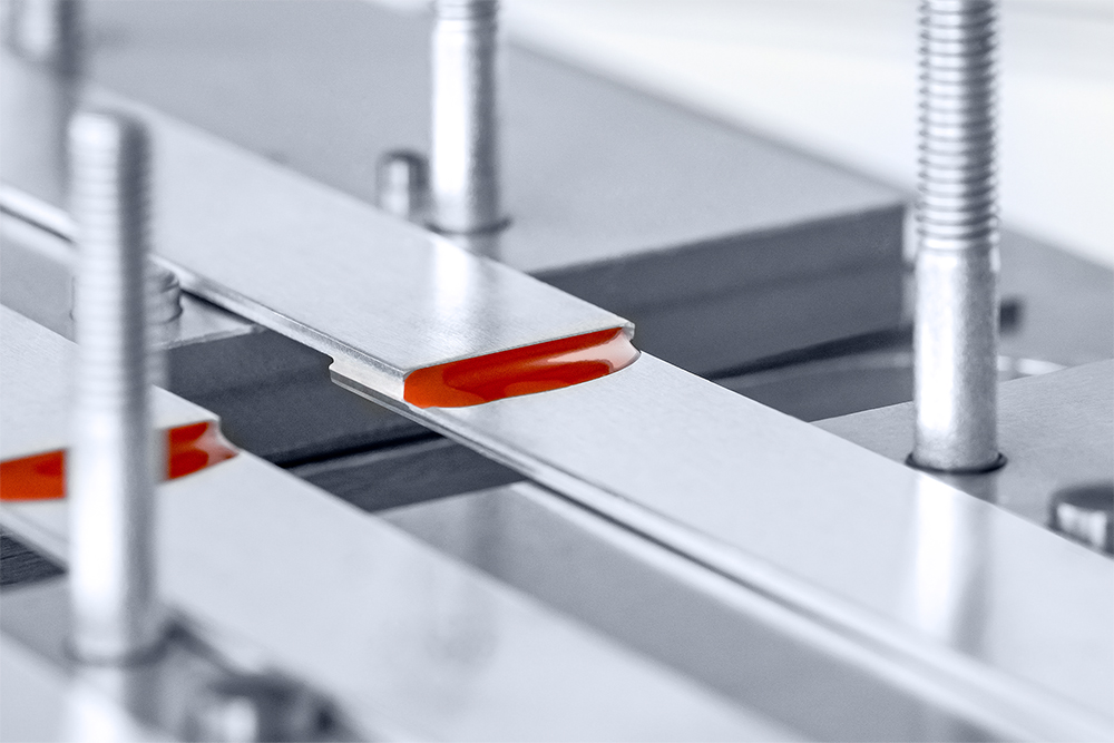 2K epoxy resin adhesive for bonding substrates.